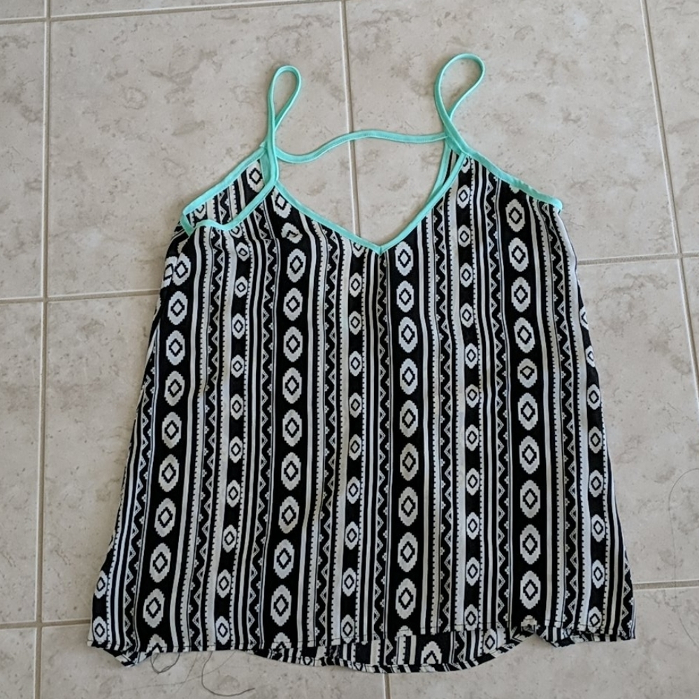 🧡 (2/$25) 2b bebe printed contrast tank